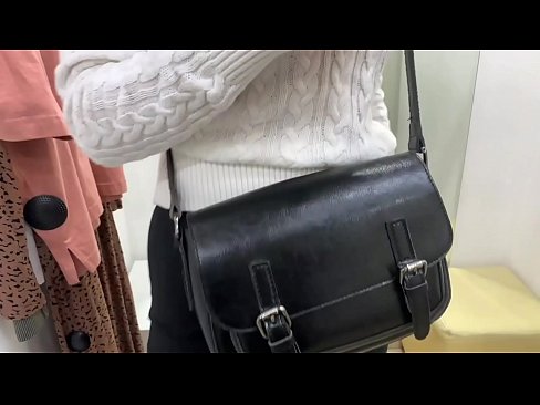 ❤️ فٹنگ روم میں ڈلڈو کے ساتھ نوجوان کتیا فیرل بیری کی عوامی مشت زنی مقعد فحش ☑